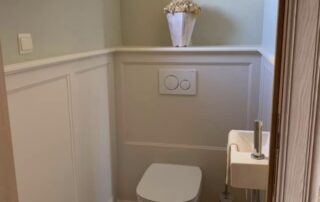 Landelijk toilet perfect afgewerkt moluren