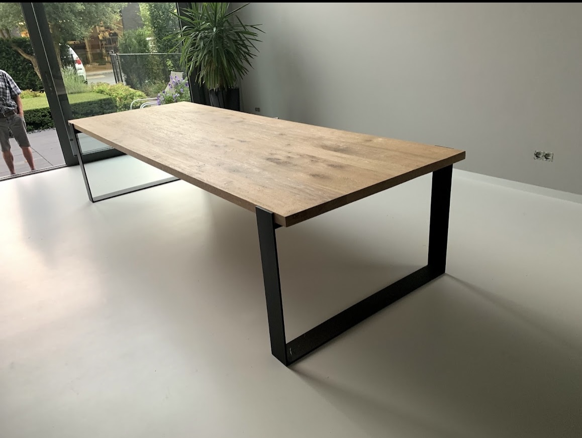 Eetkamertafel hout en zwart staal