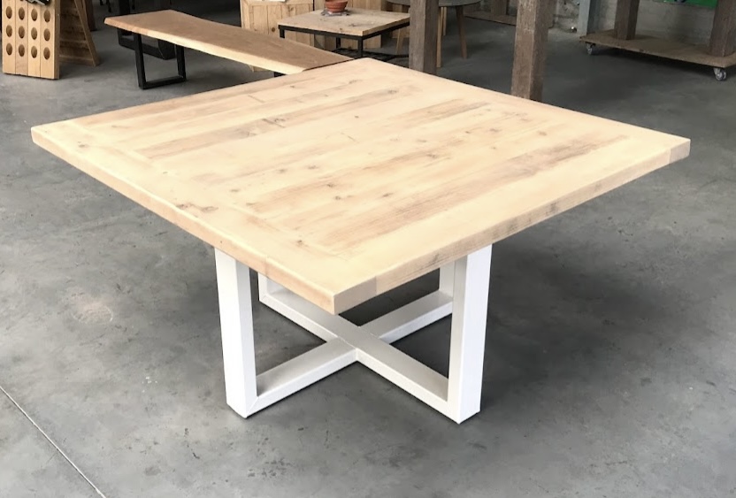 Tuintafel en wit onderstel