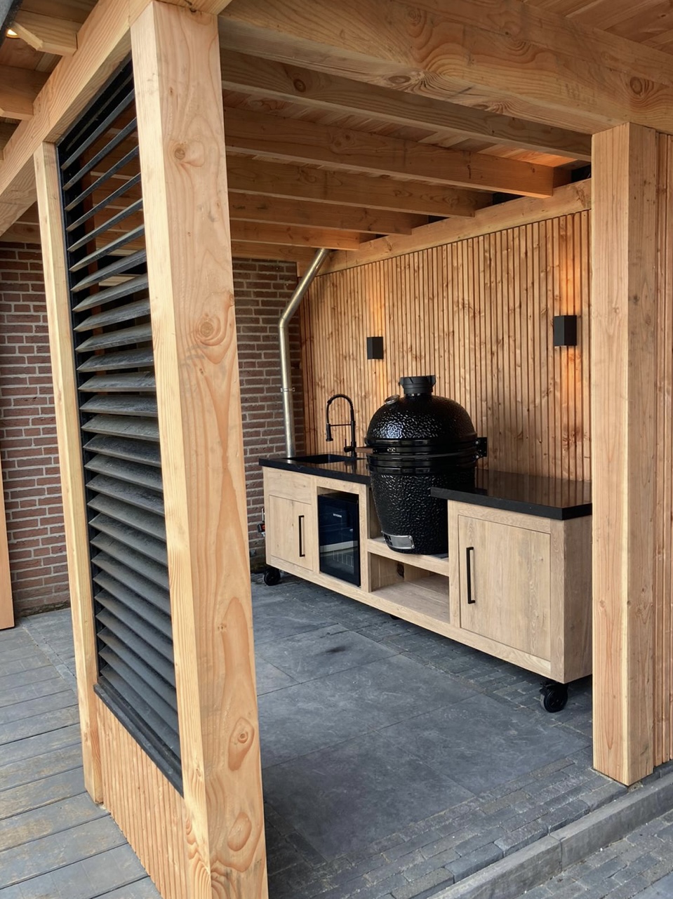 Buitenkeuken hout barbecue big green egg